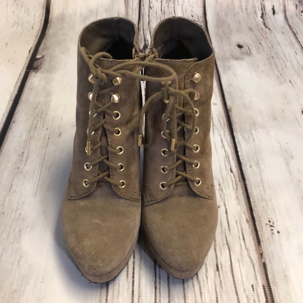 Brown heeled boot